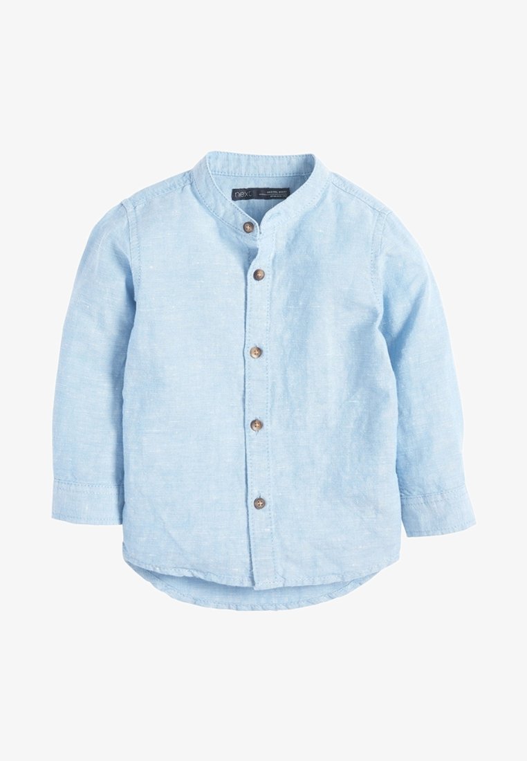 Chemise bleu clair à manches longues pour tout-petit avec col mandarin et boutons marron à l'avant.