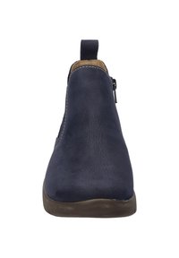 Marineblaue Stiefelette aus strukturiertem Leder mit einem seitlichen Reißverschluss, einer Zuglasche und einer niedrigen, braunen Gummisohle.