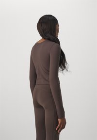 Nike Performance ONE CAPSULE - Top dugih rukava - baroque brown/black