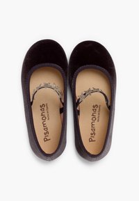 Czarne aksamitne baleriny z delikatnym połyskiem, elastyczny pasek ozdobiony srebrnymi gwiazdkami oraz naturalna skórzana wkładka.