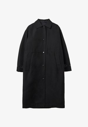 Zwarte lange jas van geweven stof, met een kraag, drukknoopsluiting, twee zijzakken en een comfortabele pasvorm.