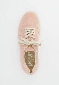 Světle růžové semišové sneakers s krémovými tkaničkami a texturovanou podrážkou. Disponují polstrovaným límcem a jemným brandingem na stélce.