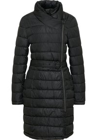 Zwarte pufferjas met hoge kraag, diagonale gestikte patronen, een ceintuur in de taille en een ritssluiting aan de voorkant. Middellange ontwerp.