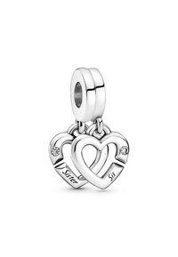 Ciondolo in argento sterling che presenta due cuori intrecciate, incise con "Sorella" e "Sis", con una delle cuori decorata da un piccolo gemma trasparente.