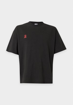 ARKK Copenhagen, GOTHIC BOXY TEE UNISEX - Тениска с щампа - black/red