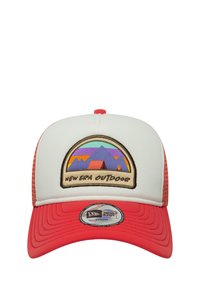 Sarkans un balts kravas cepure ar regulējamu jostu. Priekšpusei ir daudzkrāsains kalnu grafikas attēls un uzraksts "New Era Outdoor" izšuvuma detaļā.