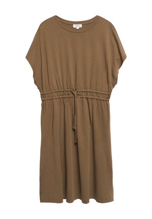 Bruine jurk met korte mouwen, ronde halslijn en verstelbare trekkoord in de taille, gemaakt van zachte, lichte stof.