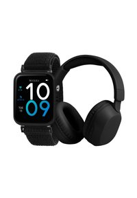 Zwarte fitness smartwatch met digitale tijdsaanduiding en zwarte draadloze over-ear hoofdtelefoon zij aan zij op een witte achtergrond.