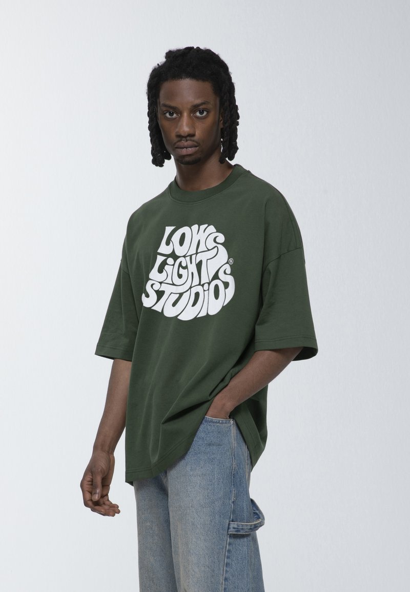 LOW LIGHTS STUDIOS® RETRO UNISEX - T-Shirt print - khaki - Zalando.ch