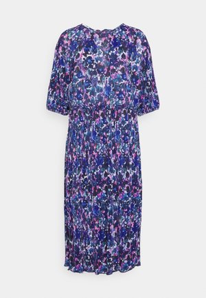 Blumenkleid in Midi-Länge mit plissiertem Stoff, Puffärmeln, elastischem Taillenbund, in den Farbtönen Blau, Lila, Pink und Weiß auf einem weißen Hintergrund.