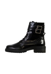Bota de cuero negro hasta el tobillo con punta redonda, cordones en la parte frontal y una correa con hebilla alrededor del tobillo. Presenta un tacón grueso y una suela texturizada.