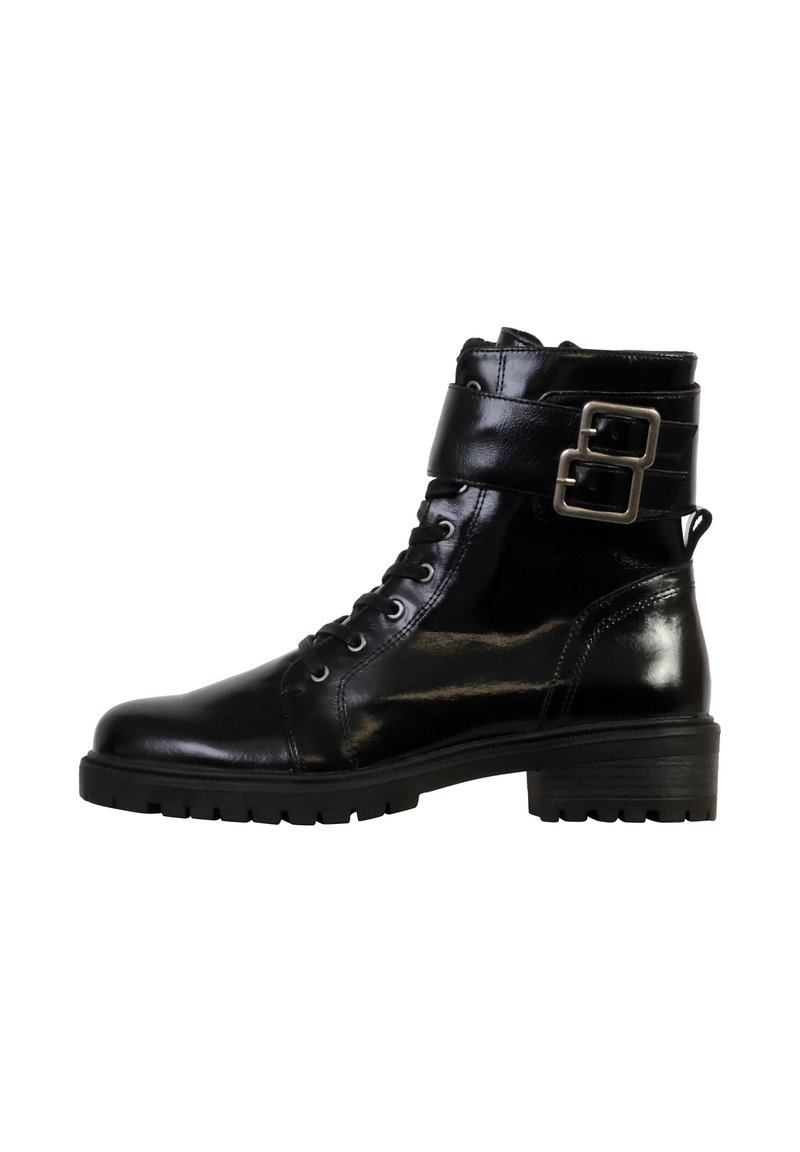 Bota de cuero negro hasta el tobillo con punta redonda, cordones en la parte frontal y una correa con hebilla alrededor del tobillo. Presenta un tacón grueso y una suela texturizada.