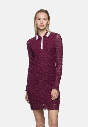 Bordeauxfarbiges Spitzenkleid mit langen transparenten Ärmeln, einem Kragen und einem strukturierten Muster. Der Saum ist hinten etwas länger.