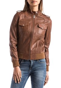 Hnědá kožená bomber bunda s dvěma náprsními kapsami, žebrovanými manžetami a lemem, zapínáním na zip a ramenními epauletami. Hladká textura s klasickým designem.