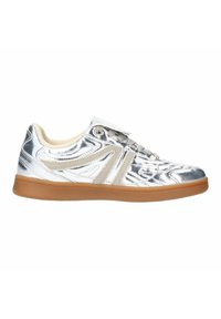 Sneakers met een glanzende zilveren synthetische bovenkant, beige accenten en een lichtbruine rubberen zool. Voorzien van ronde veters en een gevoerde tong.