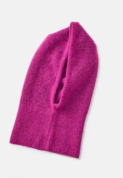 Fuchsie pletená balaklava s mäkkou textúrou, vytvárajúca zakrivenú hornú časť a so predným otvorom na tvár. Žiadne ďalšie kovové súčasti ani akcenty.