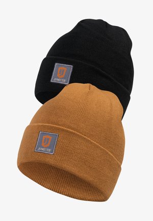 Zwei Beanie-Mützen: eine schwarze und eine senfgelbe. Beide sind gestrickt mit einem umgeschlagenen Design und haben ein rechteckiges, markiertes Patch.