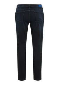 Donkerblauwe slim-fit jeans gezien vanaf de achterkant met riemlussen, twee achterzakken en een klein blauw logo op de tailleband.