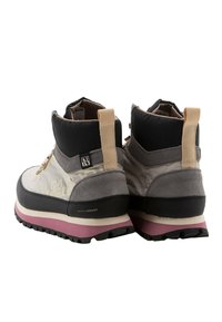 Stivaletti invernali a metà polpaccio con una parte superiore grigia e nera, dettagli in suede testurizzato, linguette di sollevamento e una suola rosa e crema.