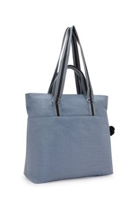 Vaaleansininen kassi, jossa on mustat ja harmaat raidalliset olka- ja kantohihnat, suorakaiteen muotoinen ja pehmeä kangaskuvio.