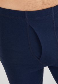 Marineblaue dehnbare Unterwäsche mit Frontöffnung. Verfügt über verstärkte Nähte und eine weiche Textur für Komfort und Passform.