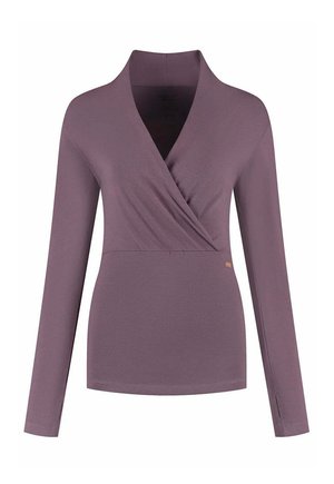 Langsleeve top in lichtpaarse stof, met een wikkeldesign, V-halslijn en subtiele stikseldetails met een klein logo aan de zijkant.