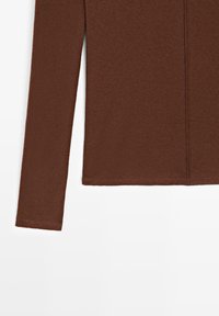 Braunes Langarmoberteil aus weichem Strickmaterial, mit einem schlichten Design und geradem Schnitt, ohne zusätzliche Verzierungen.