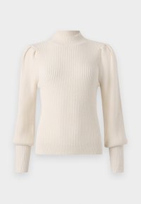 Sweter z prążkowanego dzianiny w kolorze ecru, z wysokim kołnierzem i wyraźnie ukształtowanymi bufkami na rękawach, zakończony dopasowanymi mankietami o gładkiej fakturze.