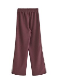 Kastanienbraune weite Hosen aus weichem Stoff mit einem elastischen Bund. Mit weißen Seitenstreifen und einer lässigen, lockeren Passform.