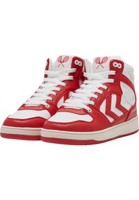Høje sneakers med en rød læderoverdel og hvide detaljer, udstyret med perforeringer, en tekstureret sål og et tennismotiv på tungen.