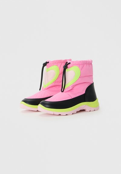 Botas de inverno rosa e pretas com detalhes verdes, apliques em forma de coração em verde limão e rosa, e fechos de cordão pretos sobre um fundo branco.