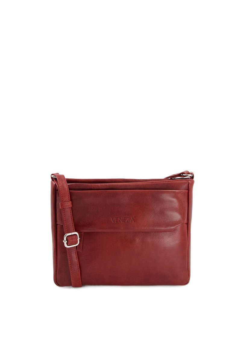 Rode leren schoudertas met verstelbare strap, plat ontwerp, voorvak en geperst "VENEZA" logo. Gladde textuur met minimale hardware.