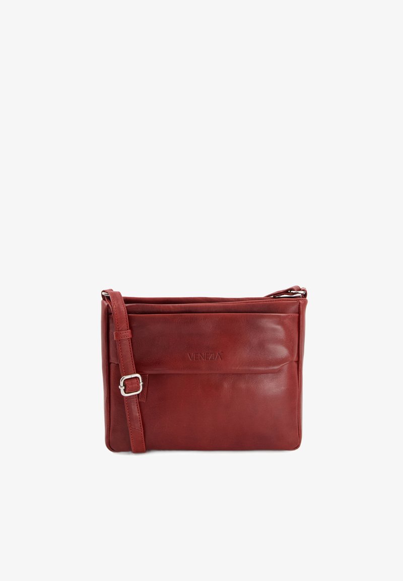 Sac en cuir rouge en bandoulière avec sangle réglable, design plat, poche avant et logo "VENEZA" en relief. Texture lisse avec un matériel minimal.