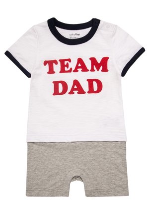 Weißer Baby-Strampler mit marineblauem Besatz und rotem "TEAM DAD"-Schriftzug auf der Vorderseite, kombiniert mit angenähten grauen Shorts.
