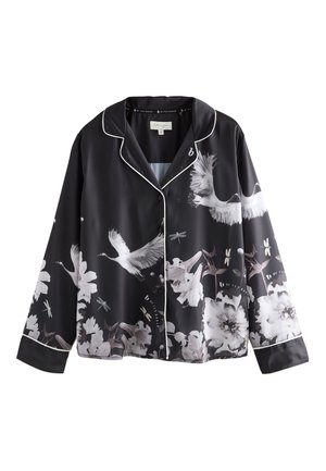 Camicia da pigiama in raso nero con piping bianco, decorata con motivi floreali e gru in colori tenui. Maniche lunghe con chiusura a bottoni, vestibilità morbida.