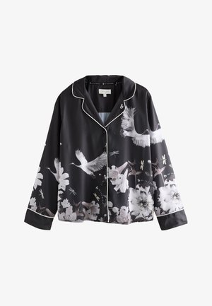 Camicia da pigiama in raso nero con piping bianco, decorata con motivi floreali e gru in colori tenui. Maniche lunghe con chiusura a bottoni, vestibilità morbida.