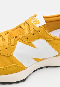 New Balance MS327 UNISEX - Sapatilhas - varsity gold