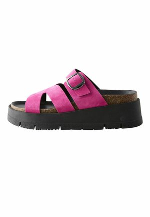 Pink ruskind slidssandal med to stropper, sølv spænde, korkfodform og tyk sort rilled platåsål.