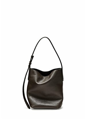 Schwarze Leder-Schultertasche mit einem einzelnen Riemen und einer geschwungenen oberen Kante, dargestellt vor weißem Hintergrund.