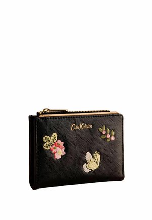 Czarny portfel z haftowanymi różowymi kwiatami, zielonymi liśćmi, żółtym motylem i złotym logo Cath Kidston, zamknięty na złoty suwak.