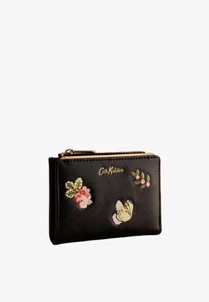 Must rahakott tikitud roosade lilledega, roheliste lehtedega, kollase liblika ja kuldse Cath Kidstoni logoga, suletud kuldse tõmblukuga.
