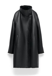 Zwarte leren jas met een hoge kraag, knopen aan de voorkant en zijzakken. Heeft een gladde afwerking en een zachte voering, met een licht oversized pasvorm.