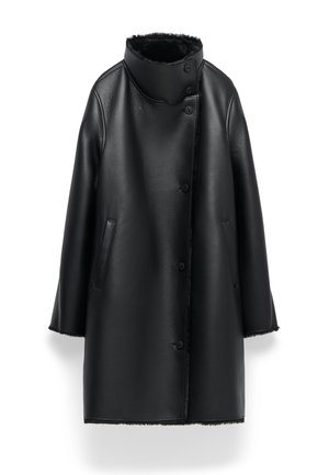 Zwarte leren jas met een hoge kraag, knopen aan de voorkant en zijzakken. Heeft een gladde afwerking en een zachte voering, met een licht oversized pasvorm.