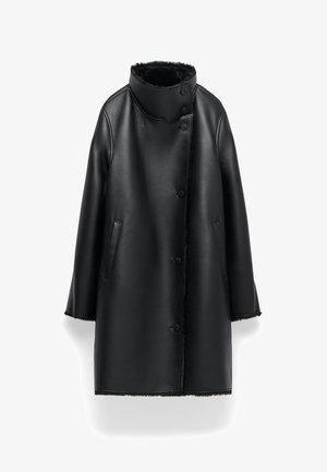 Schwarzer Ledermantel mit hohem Kragen, vorderen Knöpfen und seitlichen Taschen. Bietet eine glatte Oberfläche und ein weiches Innenfutter sowie eine leicht oversized Passform.