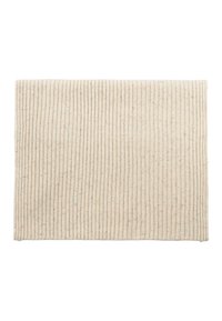 Rektangulär beige tygmatta med vertikal ribbad textur, med subtila fläckar. Slät yta, perfekt för dekorativt eller praktiskt bruk.