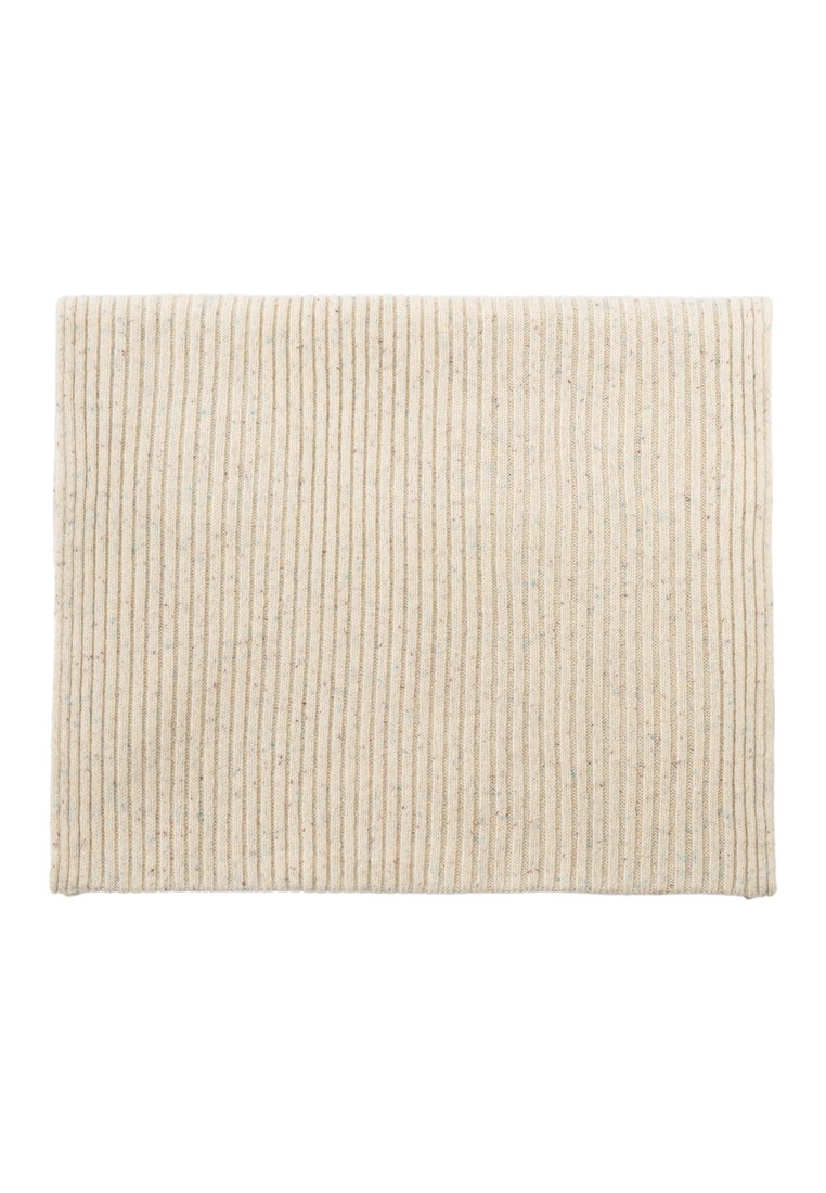 Rektangulär beige tygmatta med vertikal ribbad textur, med subtila fläckar. Slät yta, perfekt för dekorativt eller praktiskt bruk.