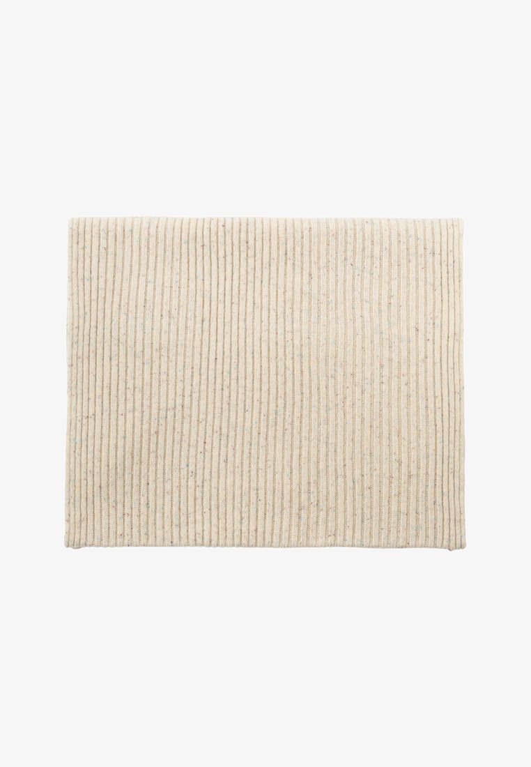 Tapete retangular de tecido bege com textura de nervuras verticais, apresentando manchas sutis. Superfície lisa, ideal para uso decorativo ou prático.