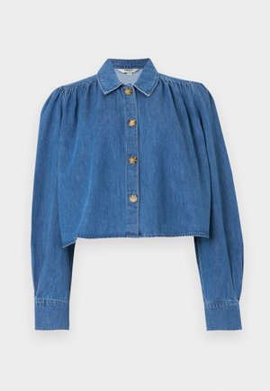 Chaqueta azul recortada de mezclilla con mangas largas abullonadas, cierre frontal con botones y cuello clásico.