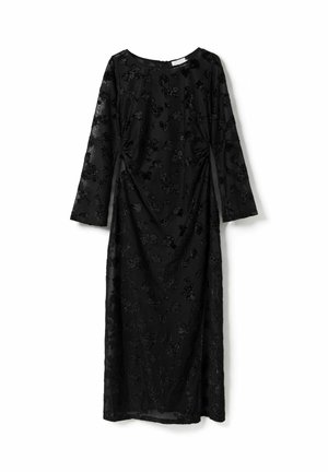 Lang svart kjole med blomsterblonde, lange ermer og rund hals, vist flatt på hvit bakgrunn.