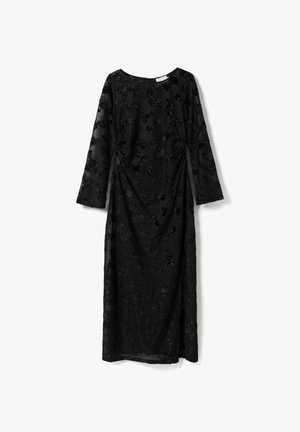 Lang svart kjole med blomsterblonde, lange ermer og rund hals, vist flatt på hvit bakgrunn.